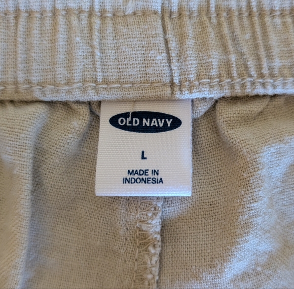 Linen Old Navy Women's Shorts - Large!
Old Navy Women's Light Tan Cargo Shorts - Picture 2 of 3